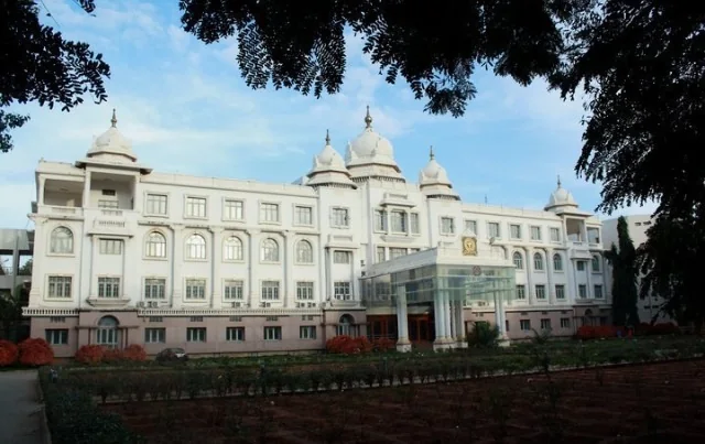 Sri Devaraj Urs Medical College building